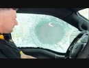 これは分かっていても怖い…車内に乗りながら防弾ガラスの性能をテストする