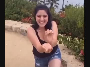 ホモと見るかめはめ波を撃った反動で吹っ飛ぶ女