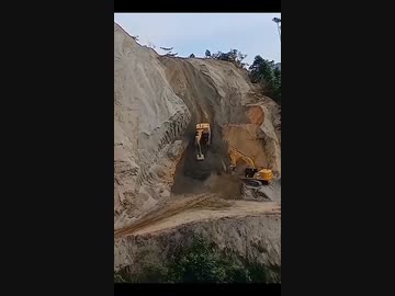 ホモと見る急な砂山を滑り降りるショベルカー