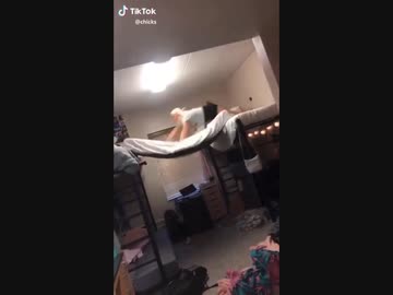 女vs布団で出来た橋