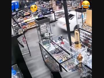 ホモと見るアクセルとブレーキを踏み間違えて店を貫通する女