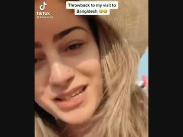 ホモと見る女性旅行者を見つけて集まってくる男たち