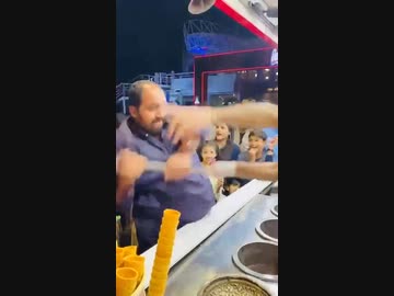 ホモと見るトルコアイス屋からアイスを奪い取るパワー系
