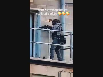 ホモと見る弾倉が無い銃を持って突入する警官