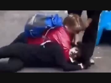 ロンドンで盗みを働いた移民にタックルする男性と首を絞めるバアさん