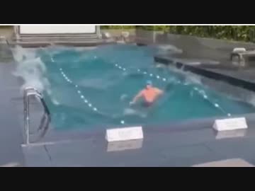 ホモと見る大地震の中プールを楽しむ台湾の陽キャ