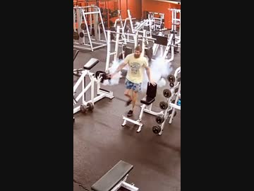 ホモと見るダンベルを落として爆発寸前のスマホ