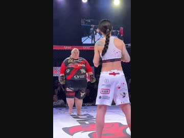 ホモと見る戦う前に柵にぶつかって負けた女格闘家