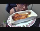 骨付き鶏を食べながら町内会の集金について話す