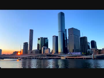 Brisbane's urban skyline silhouetted against the sunset【甲村京也】