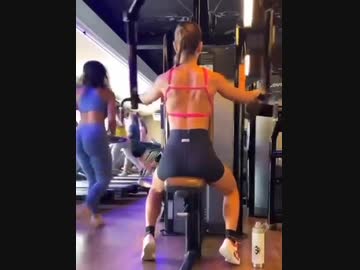 ホモと見る邪魔すぎるジムでトレーニングする女