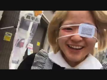 ゆのんちゃん笑いながらMAの看板を蹴る