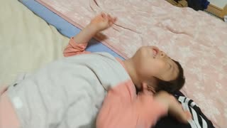 お布団の上で退屈を持て余す4歳児（発達障害-自閉性スペクトラム症）