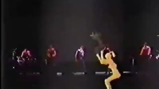 DEVO  世界初の3D技術を駆使したライブパフォーマンス。(1982.10.30)