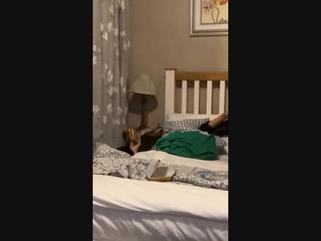 ホモと見るハンバーガーと共にベッドの脇に沈む女