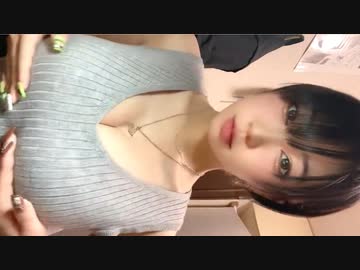 おっぱいを持ち上げて挑発する爆乳女