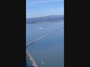 ホモと見る空中で止まって見える飛行機