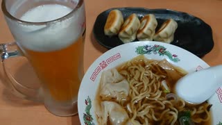 ビールと共にいろいろ食べる動画。