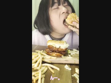 マック食べるかわいすぎる男の子