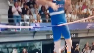 ホモと見る股間がバーに引っかかって失格になる棒高跳び選手