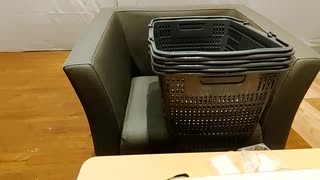 商業施設内で地震アラート受けた場合まず第一に身近に確保すべき物　生存率確実に高まる