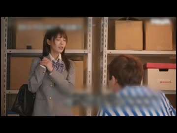 ロッカーに体重をかけて倒れるJK