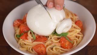 私はイタリア人を狂わせる : バジル、トマト、パルメザンチーズとブラータチーズのパスタ□。