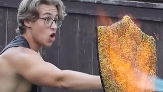 ホモと見るパイナップルの皮で出来た盾