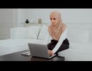 Woman wearing hijab. リーウェイジャパン株式会社