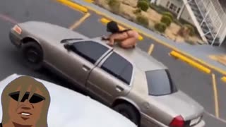 ホモと見る女を乗せて発進してしまう車