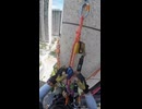 ホモと見る高層ビルに室外機を取り付ける中国人
