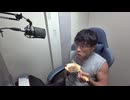 サラダとハンバーグを食べながら、食べ方について話す
