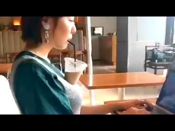 おっぱいでカフェラテを飲んでしまうお姉さん、発見される