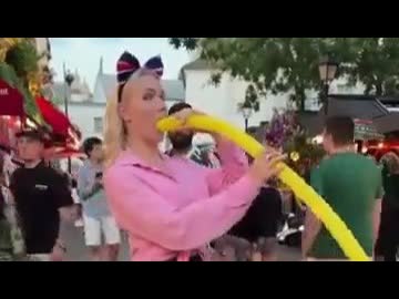 ホモと見る長い風船を飲み込む女芸人