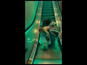 女旅行客vsエスカレーター