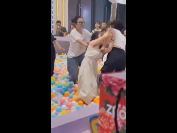 ホモと見る子供の遊び場で喧嘩するお母さんたち