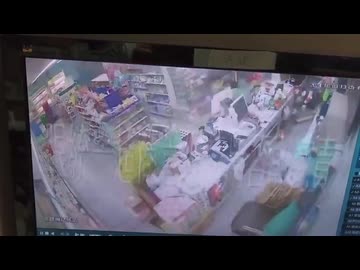 ホモと見るコンビニに入店する台風