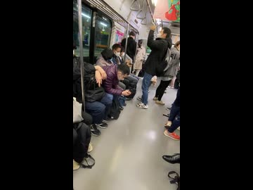 ホモと見る電車の中でつり革の強度を調べるおじさん