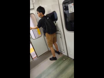 ホモと見る電車の閉まる扉を妨害するチー牛