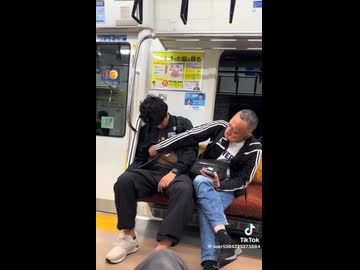 ホモと見る寝てる人から財布を抜き取って連れていかれるジジイ