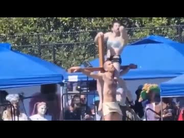 ホモと見るキリストの十字架でポールダンスするホモ