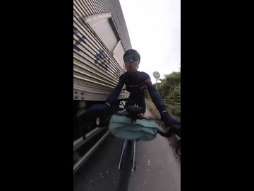 ホモと見るチャリカスの命を刈り取ろうとするトラック運転手