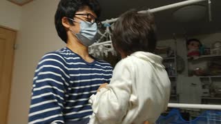 パパに抱っこをしてもらうが急にアクロバティックな格好になりパパを大慌てさせる4歳児男の子（発達障害（知的障害）-自閉性スペクトラム症）