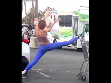 女vs買い物カート