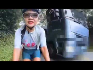 ホモと見る女vsトラック