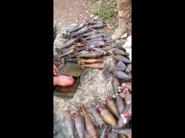 ホモと見るサビだらけの北朝鮮製砲弾を磨くロシア軍