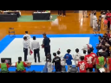 ホモと見る待てが入った後で後頭部を追撃する空手キッズ