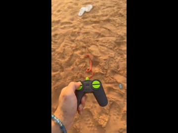 ホモと見るテントへ侵入するヘビ型ドローン