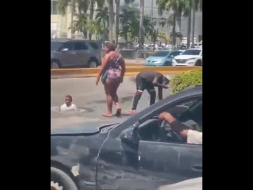 ホモと見る下水で水浴びするアフリカ人