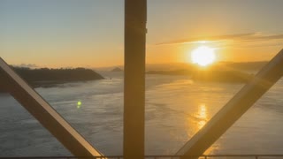 サンライズ瀬戸で瀬戸大橋を通過中の朝日・その１